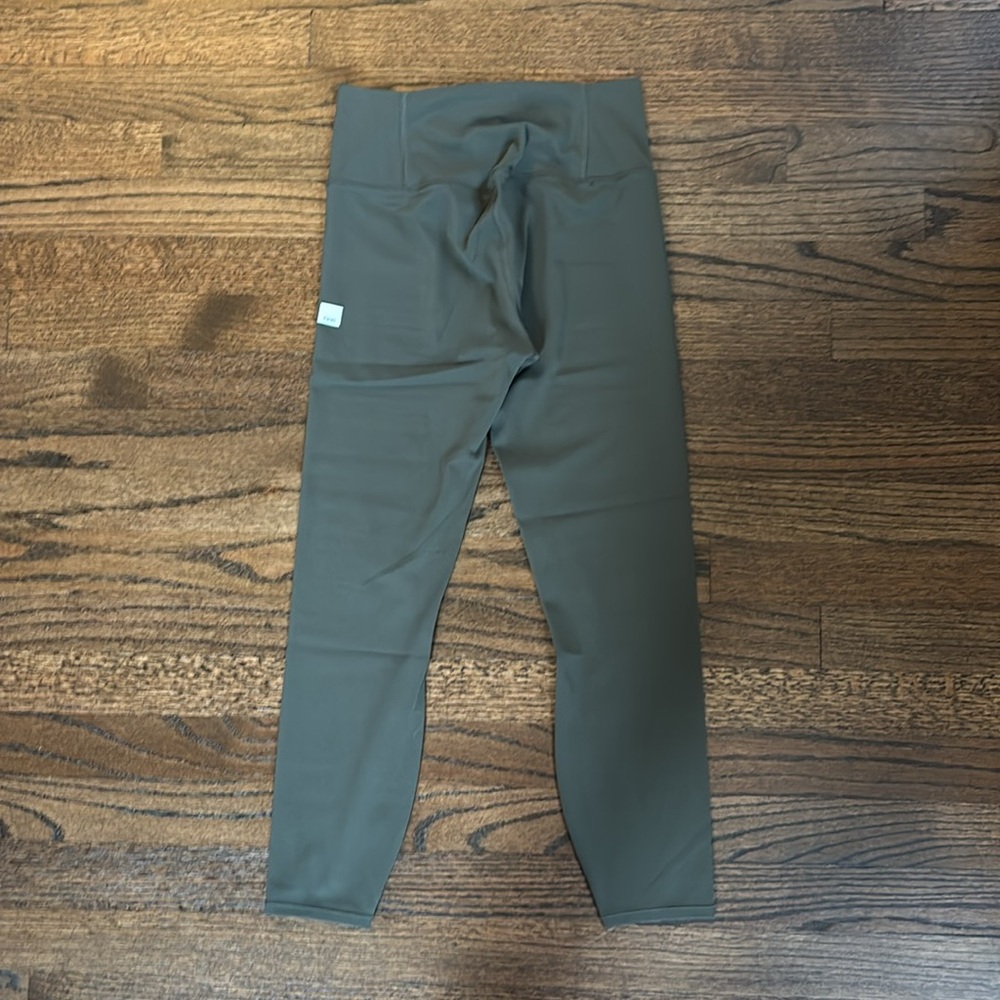 Vuori AllTheFeels™ Legging - Short in kale size small - Picture 6 of 6